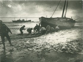 03 Alaggio del leudo.jpg